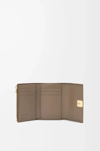 Cartera vertical pequeña Anagram en piel de becerro granulada Taupe