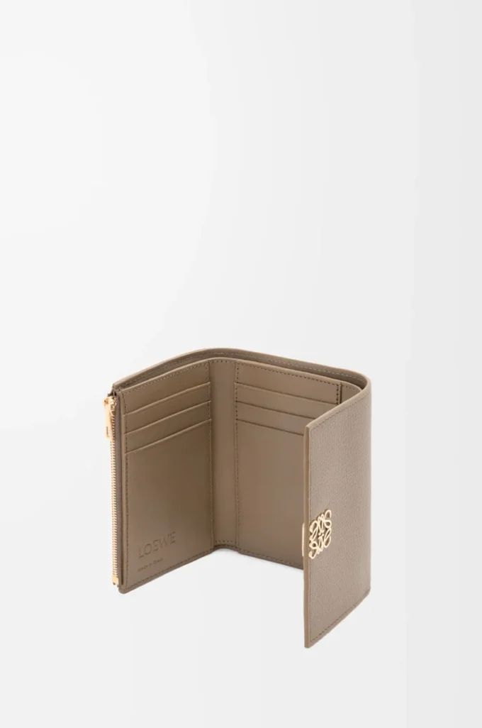 Cartera vertical pequeña Anagram en piel de becerro granulada Taupe Cartera vertical pequeña Anagram en piel de becerro granulada Taupe