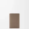 Cartera vertical pequeña Anagram en piel de becerro granulada Taupe Cartera vertical pequeña Anagram en piel de becerro granulada Taupe