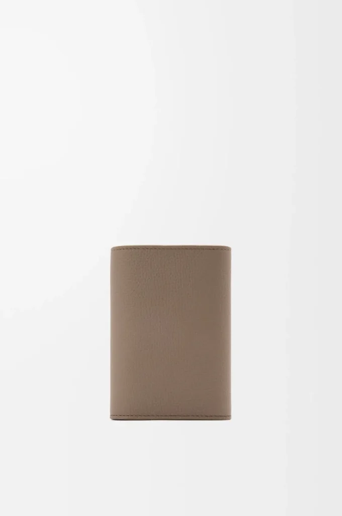 Cartera vertical pequeña Anagram en piel de becerro granulada Taupe Cartera vertical pequeña Anagram en piel de becerro granulada Taupe