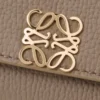 Cartera vertical pequeña Anagram en piel de becerro granulada Taupe Cartera vertical pequeña Anagram en piel de becerro granulada Taupe