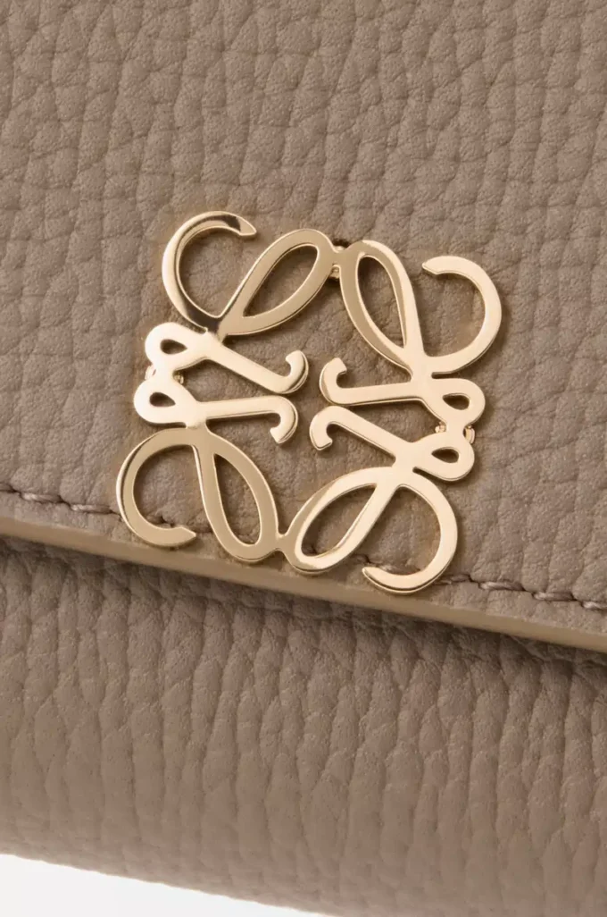 Cartera vertical pequeña Anagram en piel de becerro granulada Taupe Cartera vertical pequeña Anagram en piel de becerro granulada Taupe