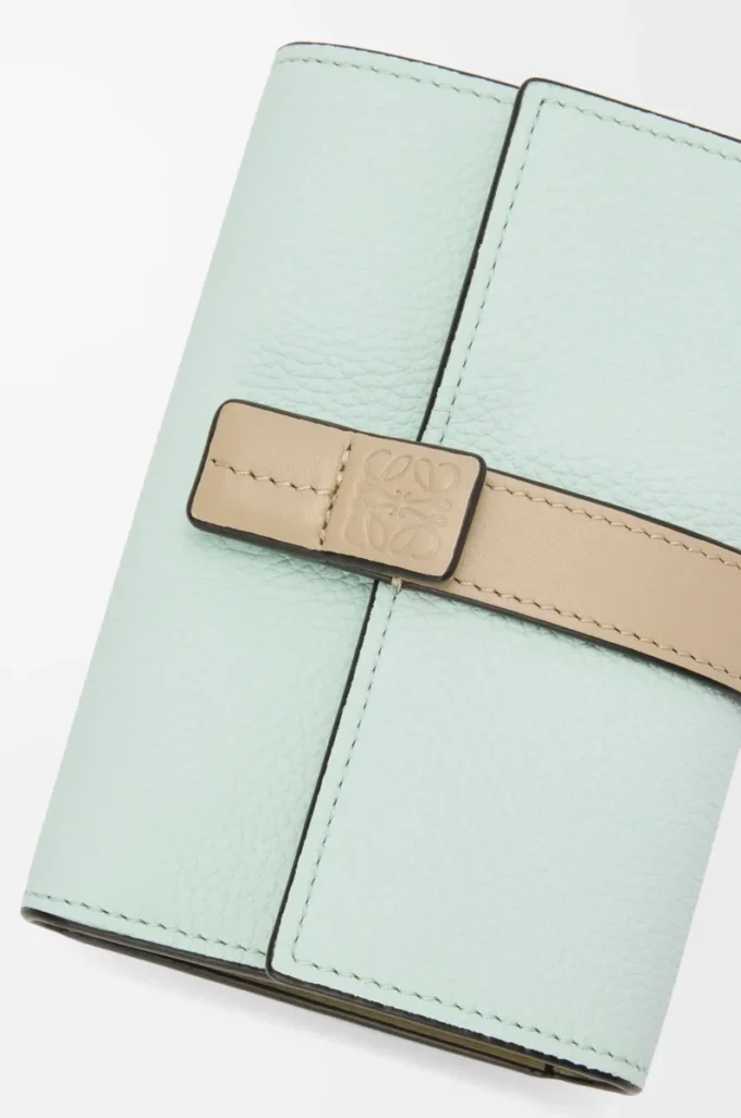 Cartera vertical pequeña de piel de becerro granulada suave Frozen/Arcilla Cartera vertical pequeña de piel de becerro granulada suave Frozen/Arcilla