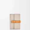 Cartera vertical pequeña en piel de becerro granulada suave color avena claro/miel Cartera vertical pequeña en piel de becerro granulada suave color avena claro/miel