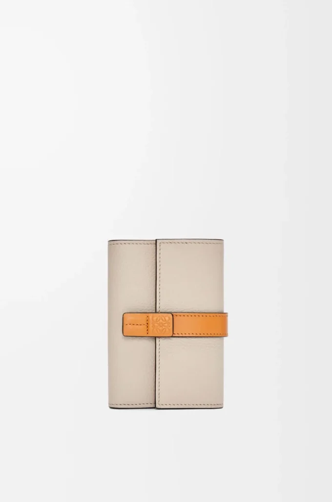 Cartera vertical pequeña en piel de becerro granulada suave color avena claro/miel Cartera vertical pequeña en piel de becerro granulada suave color avena claro/miel