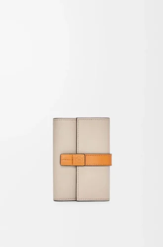 Cartera vertical pequeña en piel de becerro granulada suave color avena claro/miel Cartera vertical pequeña en piel de becerro granulada suave color avena claro/miel