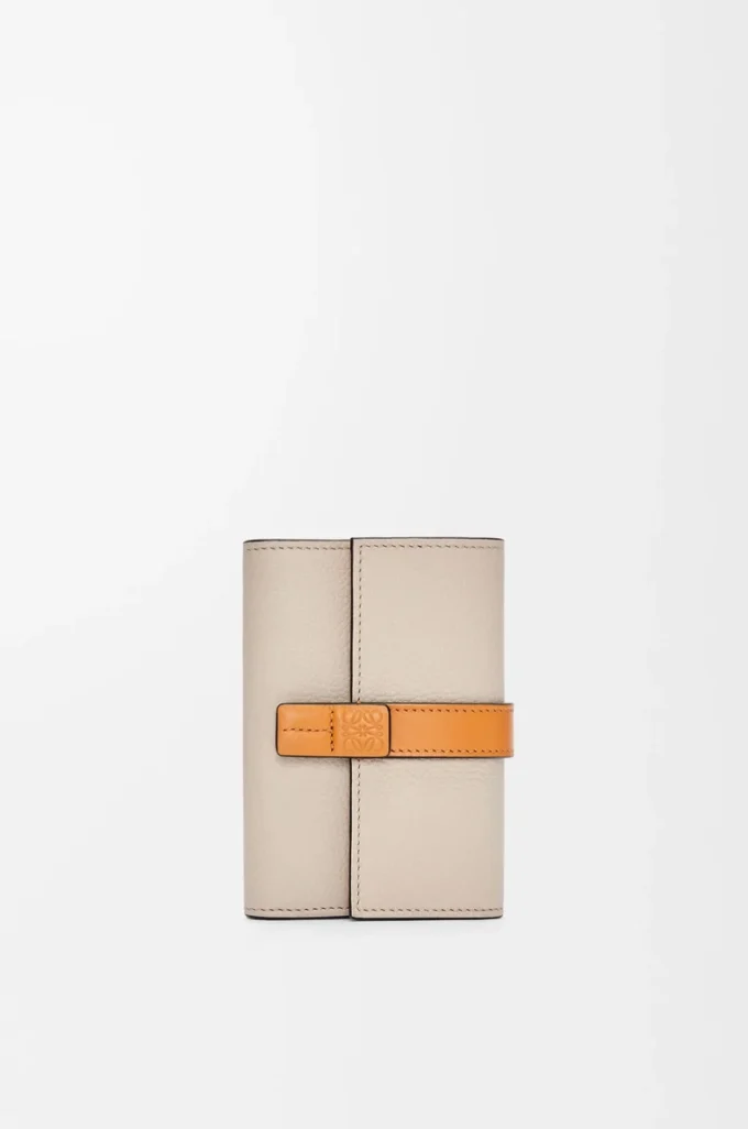 Cartera vertical pequeña en piel de becerro granulada suave color avena claro/miel
