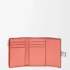 Cartera vertical pequeña en piel de becerro granulada suave color avena claro/miel