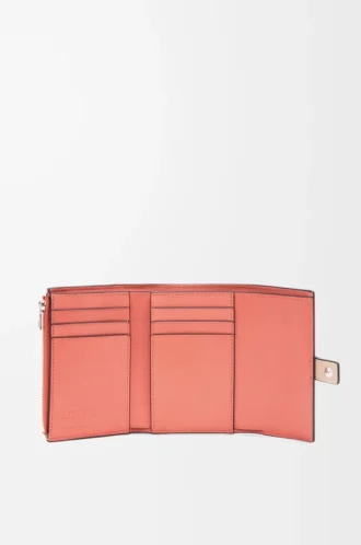 Cartera vertical pequeña en piel de becerro granulada suave color avena claro/miel Cartera vertical pequeña en piel de becerro granulada suave color avena claro/miel