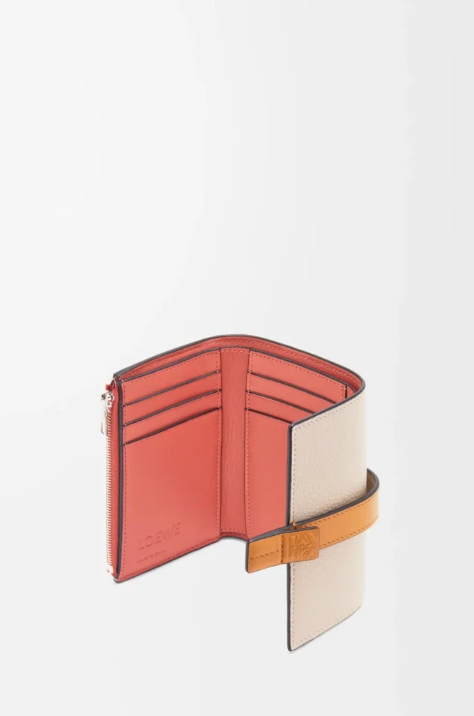 Cartera vertical pequeña en piel de becerro granulada suave color avena claro/miel