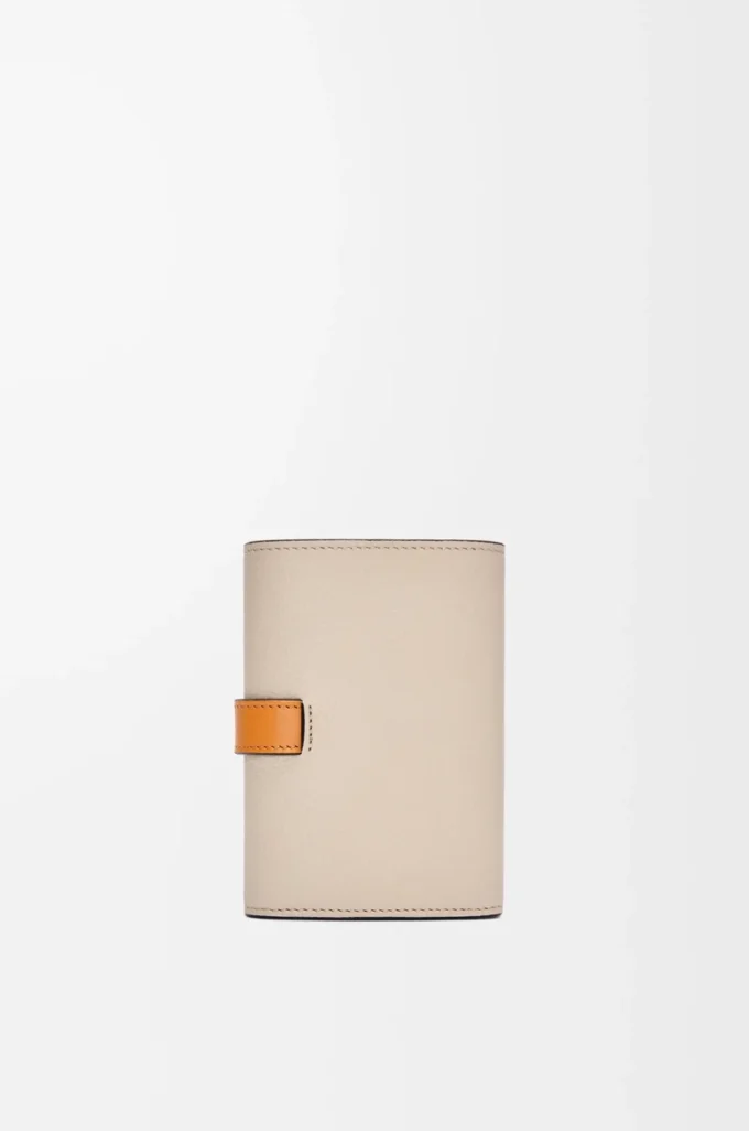 Cartera vertical pequeña en piel de becerro granulada suave color avena claro/miel Cartera vertical pequeña en piel de becerro granulada suave color avena claro/miel