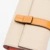 Cartera vertical pequeña en piel de becerro granulada suave color avena claro/miel Cartera vertical pequeña en piel de becerro granulada suave color avena claro/miel