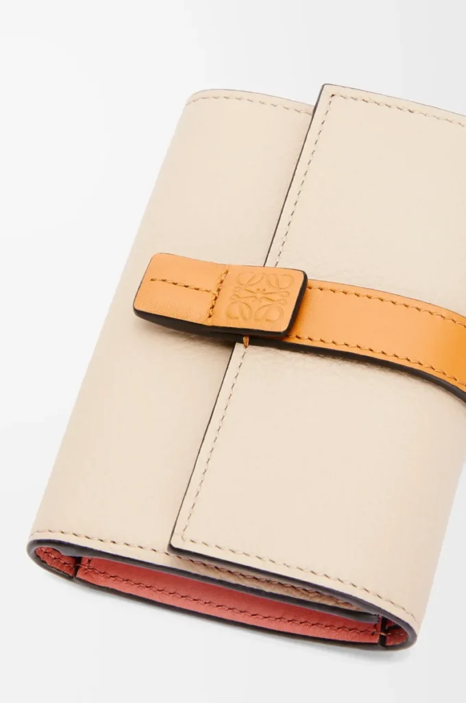 Cartera vertical pequeña en piel de becerro granulada suave color avena claro/miel Cartera vertical pequeña en piel de becerro granulada suave color avena claro/miel