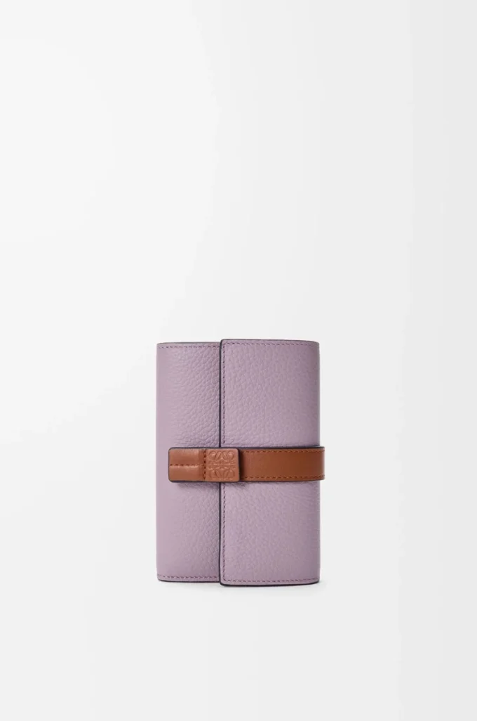 Cartera vertical pequeña en piel de becerro granulada suave Dirty Mauve/Squirrel Cartera vertical pequeña en piel de becerro granulada suave Dirty Mauve/Squirrel