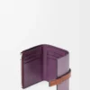 Cartera vertical pequeña en piel de becerro granulada suave Dirty Mauve/Squirrel Cartera vertical pequeña en piel de becerro granulada suave Dirty Mauve/Squirrel