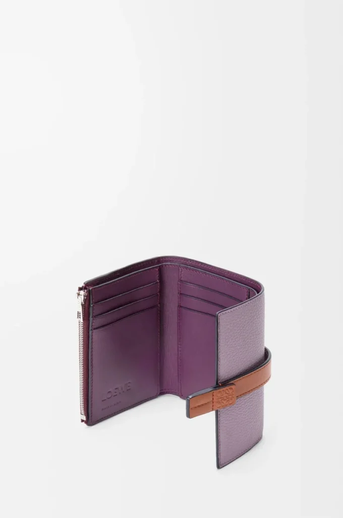 Cartera vertical pequeña en piel de becerro granulada suave Dirty Mauve/Squirrel Cartera vertical pequeña en piel de becerro granulada suave Dirty Mauve/Squirrel