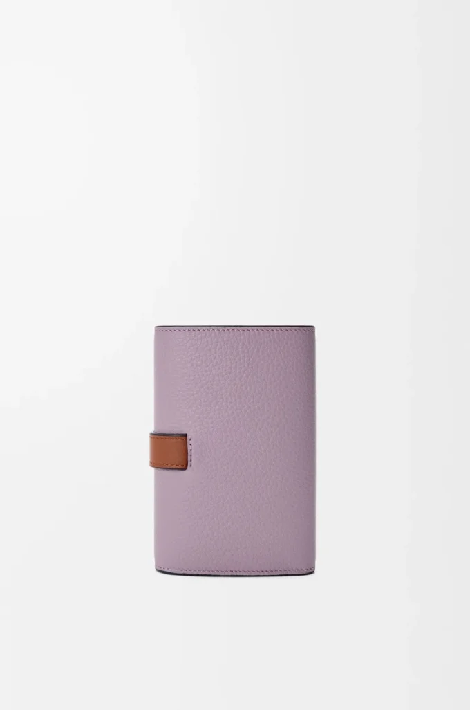 Cartera vertical pequeña en piel de becerro granulada suave Dirty Mauve/Squirrel Cartera vertical pequeña en piel de becerro granulada suave Dirty Mauve/Squirrel