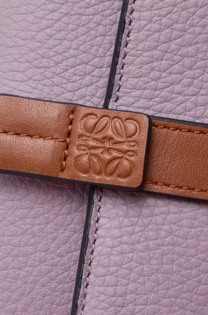 Cartera vertical pequeña en piel de becerro granulada suave Dirty Mauve/Squirrel Cartera vertical pequeña en piel de becerro granulada suave Dirty Mauve/Squirrel