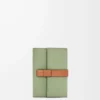 Cartera vertical pequeña en piel de becerro granulada suave Rosemary/Tan Cartera vertical pequeña en piel de becerro granulada suave Rosemary/Tan
