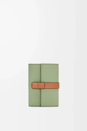 Cartera vertical pequeña en piel de becerro granulada suave Rosemary/Tan