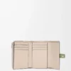 Cartera vertical pequeña en piel de becerro granulada suave Rosemary/Tan Cartera vertical pequeña en piel de becerro granulada suave Rosemary/Tan