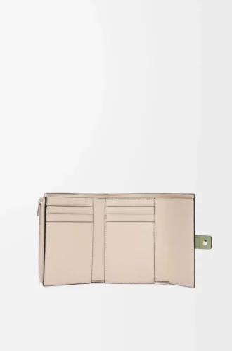 Cartera vertical pequeña en piel de becerro granulada suave Rosemary/Tan