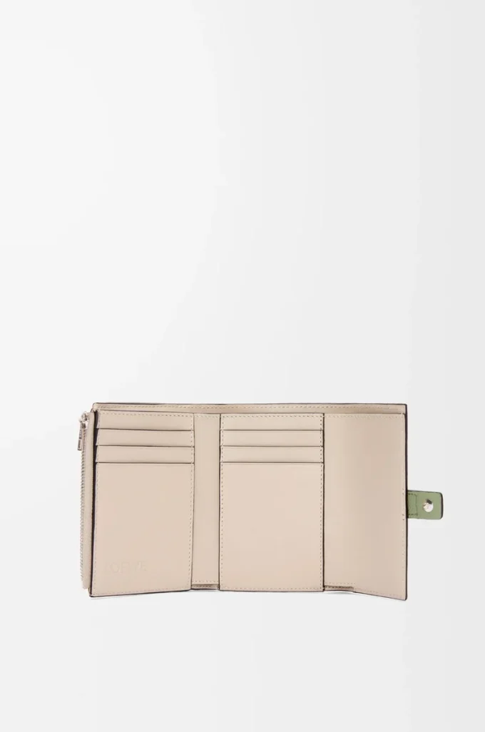 Cartera vertical pequeña en piel de becerro granulada suave Rosemary/Tan Cartera vertical pequeña en piel de becerro granulada suave Rosemary/Tan