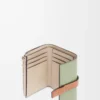 Cartera vertical pequeña en piel de becerro granulada suave Rosemary/Tan Cartera vertical pequeña en piel de becerro granulada suave Rosemary/Tan