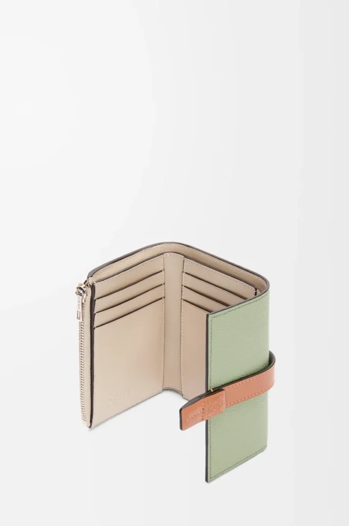 Cartera vertical pequeña en piel de becerro granulada suave Rosemary/Tan Cartera vertical pequeña en piel de becerro granulada suave Rosemary/Tan