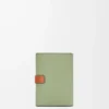 Cartera vertical pequeña en piel de becerro granulada suave Rosemary/Tan Cartera vertical pequeña en piel de becerro granulada suave Rosemary/Tan