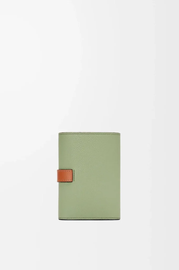 Cartera vertical pequeña en piel de becerro granulada suave Rosemary/Tan Cartera vertical pequeña en piel de becerro granulada suave Rosemary/Tan