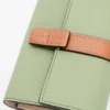 Cartera vertical pequeña en piel de becerro granulada suave Rosemary/Tan Cartera vertical pequeña en piel de becerro granulada suave Rosemary/Tan