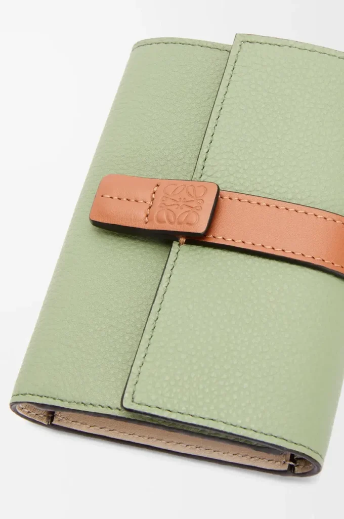 Cartera vertical pequeña en piel de becerro granulada suave Rosemary/Tan Cartera vertical pequeña en piel de becerro granulada suave Rosemary/Tan