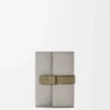 Cartera vertical pequeña en piel de becerro granulada suave Shell Grey/Eucalyptus Cartera vertical pequeña en piel de becerro granulada suave Shell Grey/Eucalyptus