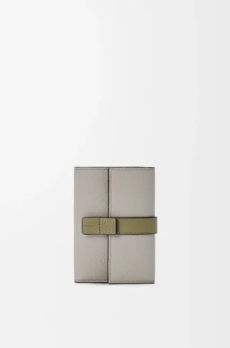 Cartera vertical pequeña en piel de becerro granulada suave Shell Grey/Eucalyptus Cartera vertical pequeña en piel de becerro granulada suave Shell Grey/Eucalyptus