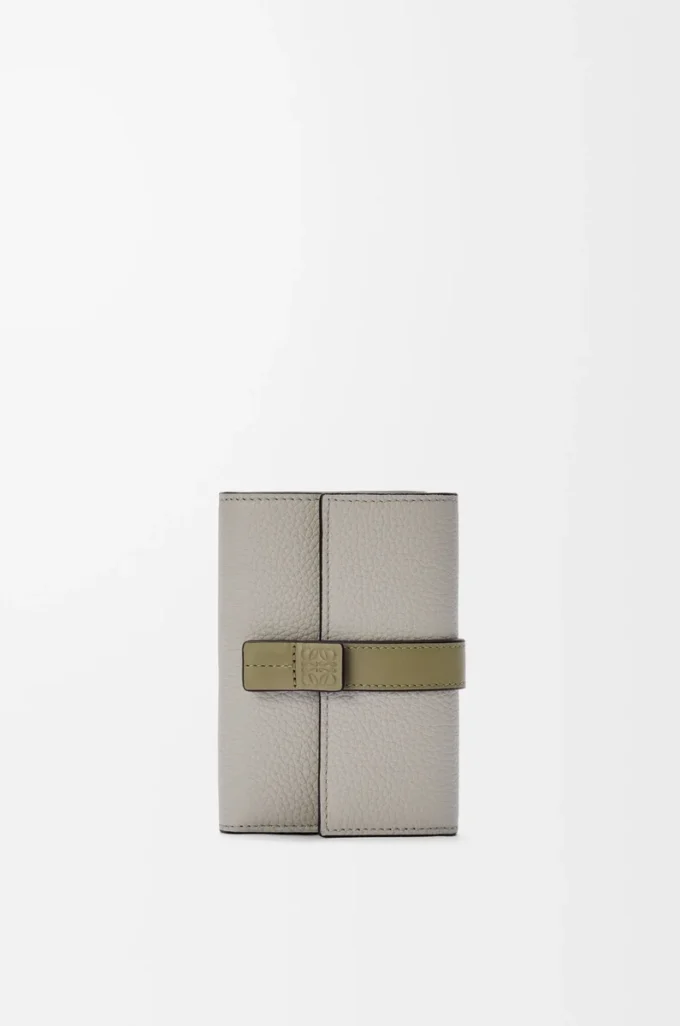 Cartera vertical pequeña en piel de becerro granulada suave Shell Grey/Eucalyptus Cartera vertical pequeña en piel de becerro granulada suave Shell Grey/Eucalyptus