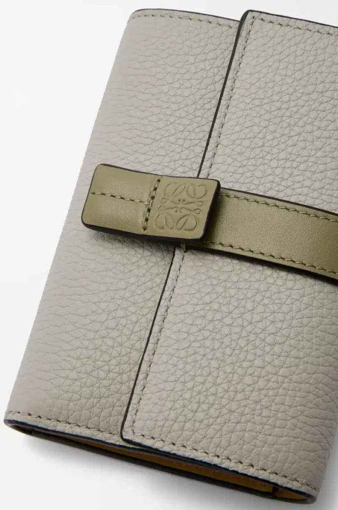 Cartera vertical pequeña en piel de becerro granulada suave Shell Grey/Eucalyptus Cartera vertical pequeña en piel de becerro granulada suave Shell Grey/Eucalyptus