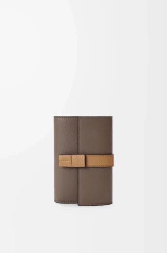Cartera vertical pequeña en piel de becerro granulada suave Taupe/Gold Cartera vertical pequeña en piel de becerro granulada suave Taupe/Gold