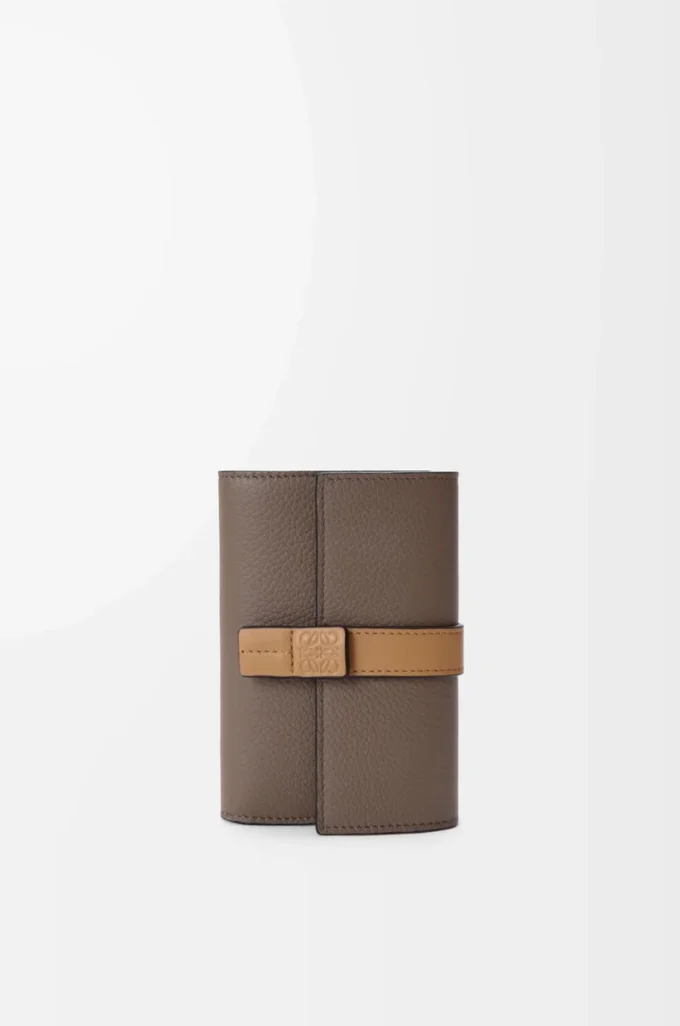 Cartera vertical pequeña en piel de becerro granulada suave Taupe/Gold Cartera vertical pequeña en piel de becerro granulada suave Taupe/Gold