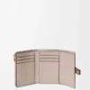 Cartera vertical pequeña en piel de becerro granulada suave Taupe/Gold Cartera vertical pequeña en piel de becerro granulada suave Taupe/Gold