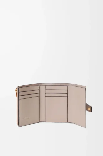 Cartera vertical pequeña en piel de becerro granulada suave Taupe/Gold Cartera vertical pequeña en piel de becerro granulada suave Taupe/Gold