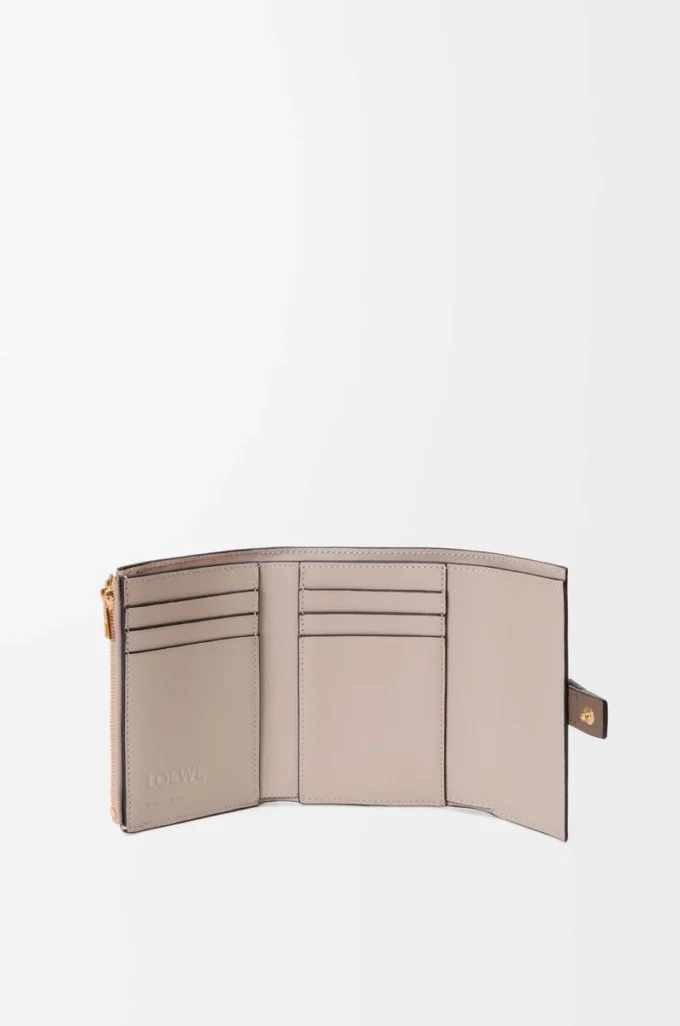 Cartera vertical pequeña en piel de becerro granulada suave Taupe/Gold Cartera vertical pequeña en piel de becerro granulada suave Taupe/Gold