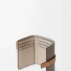 Cartera vertical pequeña en piel de becerro granulada suave Taupe/Gold Cartera vertical pequeña en piel de becerro granulada suave Taupe/Gold