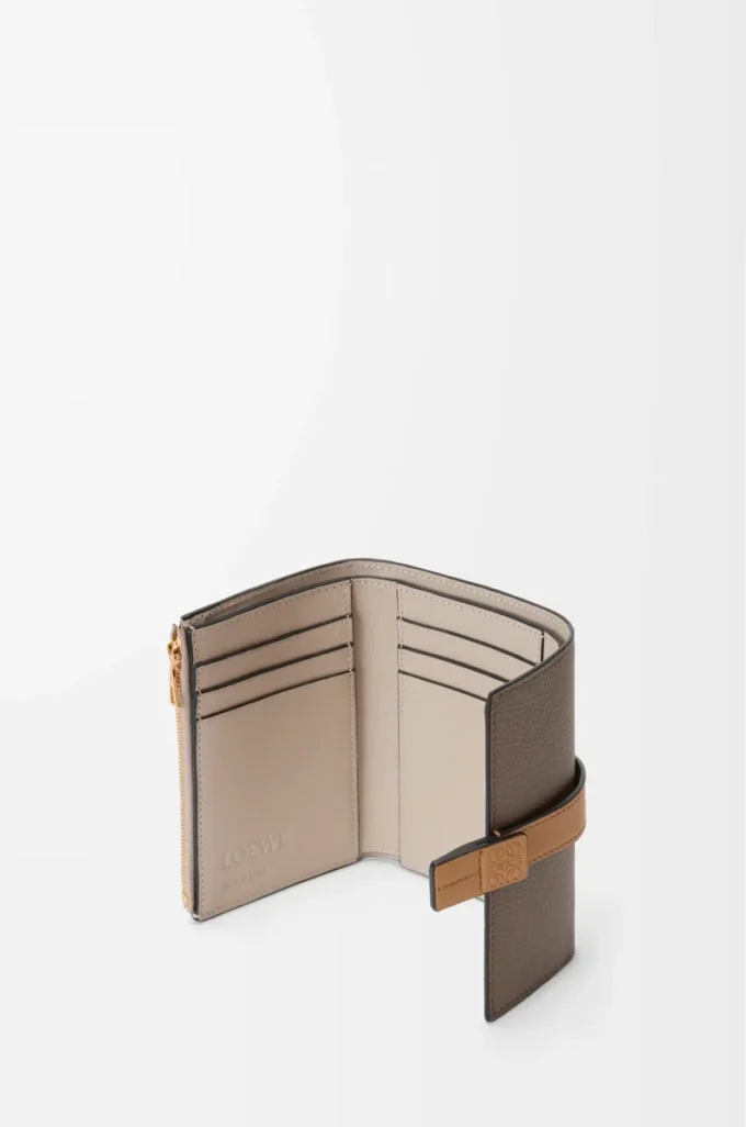 Cartera vertical pequeña en piel de becerro granulada suave Taupe/Gold Cartera vertical pequeña en piel de becerro granulada suave Taupe/Gold