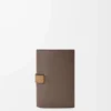 Cartera vertical pequeña en piel de becerro granulada suave Taupe/Gold Cartera vertical pequeña en piel de becerro granulada suave Taupe/Gold
