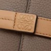 Cartera vertical pequeña en piel de becerro granulada suave Taupe/Gold Cartera vertical pequeña en piel de becerro granulada suave Taupe/Gold