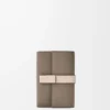 Cartera vertical pequeña en piel de becerro granulada suave Taupe/Talc Cartera vertical pequeña en piel de becerro granulada suave Taupe/Talc