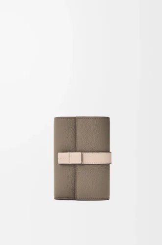 Cartera vertical pequeña en piel de becerro granulada suave Taupe/Talc Cartera vertical pequeña en piel de becerro granulada suave Taupe/Talc