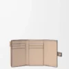 Cartera vertical pequeña en piel de becerro granulada suave Taupe/Talc Cartera vertical pequeña en piel de becerro granulada suave Taupe/Talc