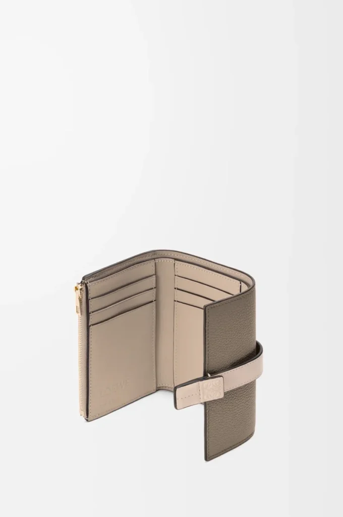 Cartera vertical pequeña en piel de becerro granulada suave Taupe/Talc Cartera vertical pequeña en piel de becerro granulada suave Taupe/Talc